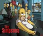 Гомер Симпсон на диване, а остальные копченой задумчиво смотрел на него